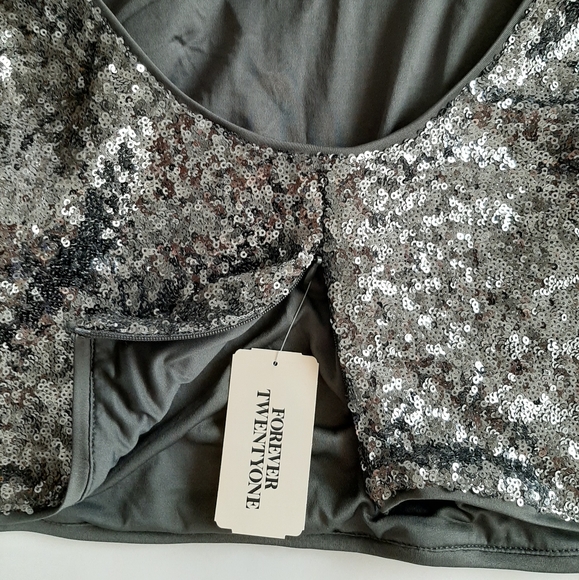 ☀️ Forever 21 Silver Sequined Crop Knit Top Sz Large NWT - Picture 3 of 6